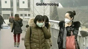 Cina, lo smog aumenta e scarseggiano le mascherine