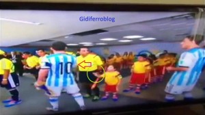 Calcio, Mondiali 2014: Messi non stringe la mano al bambino