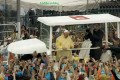 Papa Francesco a Manila, tra folla “spuntano” le corna
