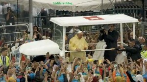 Papa Francesco a Manila, tra folla “spuntano” le corna