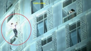 Spiderman cinquantenne scala la Cayan Tower di Dubai