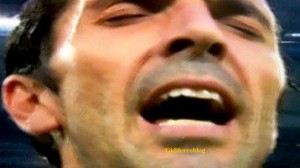 Buffon canta l’ Inno Nazionale ad occhi chiusi