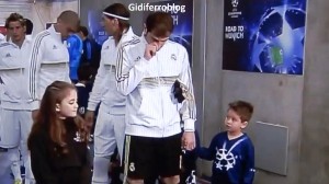 Casillas si pulisce naso e fa carezza al bambino