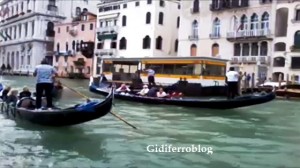 Vaporetto urta gondola, tragedia a Venezia